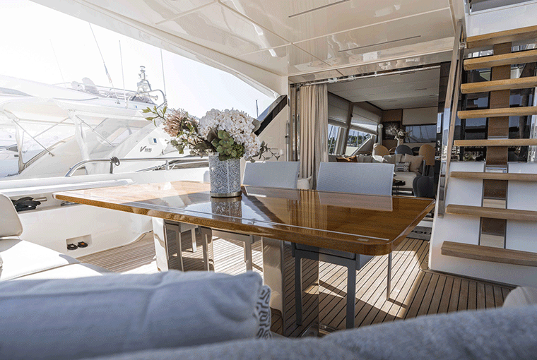 Ferretti Yachts 720